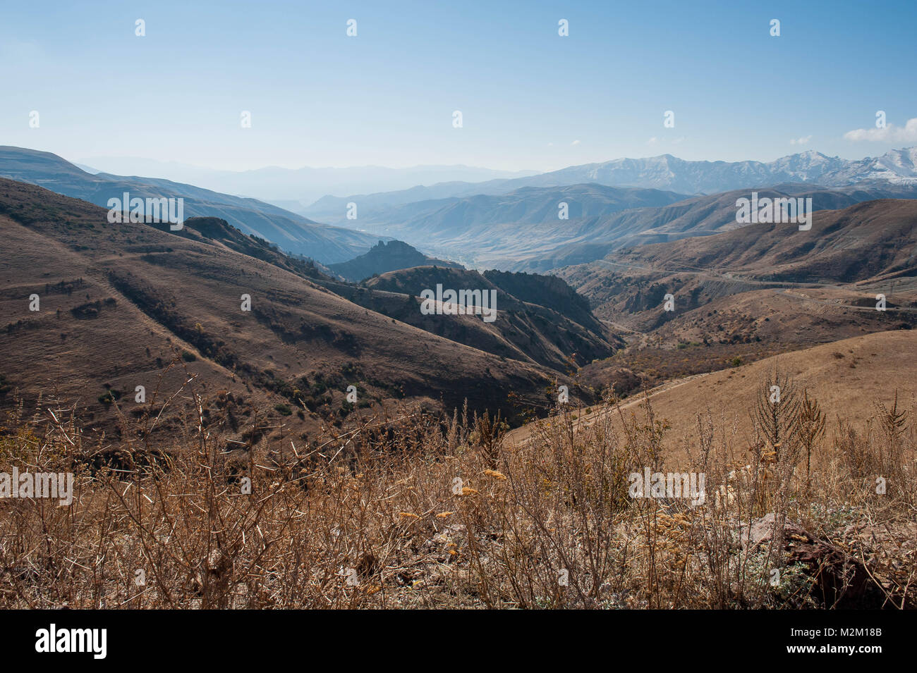 Vista sul Selim passano nelle vicinanze dell'Orbelian's Caravanserai nel Vayots Dzor Provincia di Armenia. Foto Stock