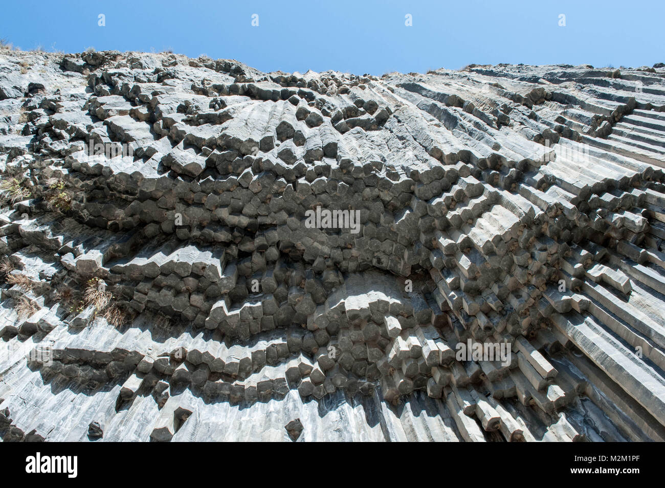 Lungo i lati della gola Garni sono le scogliere di colonne di basalto, scavate dal fiume Goght. Foto Stock