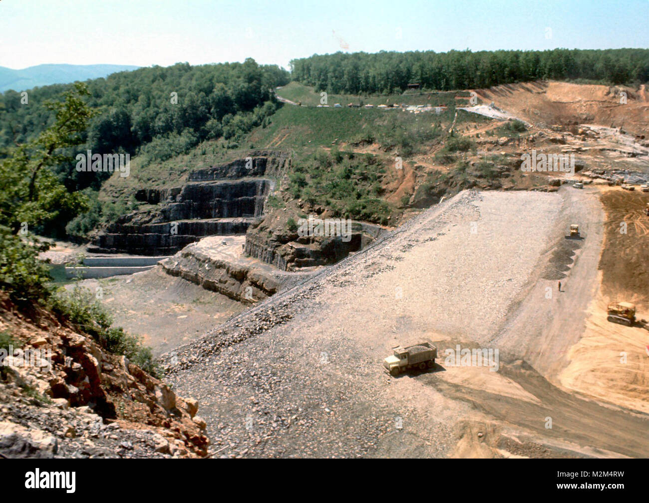 Autorizzati nel diluvio Control Act del 1946, costruzione su Gathright diga iniziarono nel 1974 e completato nel 1979. La diga è situato a circa 20 miglia a monte di Covington, Virginia, sul fiume Jackson in Alleghany County, Va. la diga è una roccia laminati terrapieno di riempimento con un compattato argilla core, opere di uscita ed un canale di scarico di emergenza che si trova a destra battuta. Il terrapieno è 1.310 piedi lungo con un'altezza di 257 piedi. La larghezza è di 32 piedi nella parte superiore della diga con una larghezza massima di 1000 piedi alla sua base. (U.S. Foto dell'esercito) Gathright costruzione della diga 017 da norfolkdistrict Foto Stock