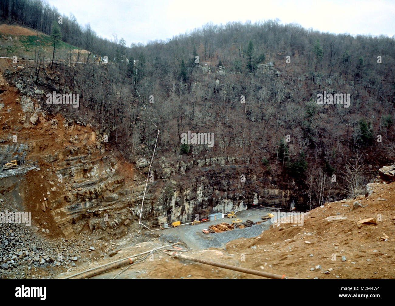 Autorizzati nel diluvio Control Act del 1946, costruzione su Gathright diga iniziarono nel 1974 e completato nel 1979. La diga è situato a circa 20 miglia a monte di Covington, Virginia, sul fiume Jackson in Alleghany County, Va. la diga è una roccia laminati terrapieno di riempimento con un compattato argilla core, opere di uscita ed un canale di scarico di emergenza che si trova a destra battuta. Il terrapieno è 1.310 piedi lungo con un'altezza di 257 piedi. La larghezza è di 32 piedi nella parte superiore della diga con una larghezza massima di 1000 piedi alla sua base. (U.S. Foto dell'esercito) Gathright costruzione della diga 035 da norfolkdistrict Foto Stock