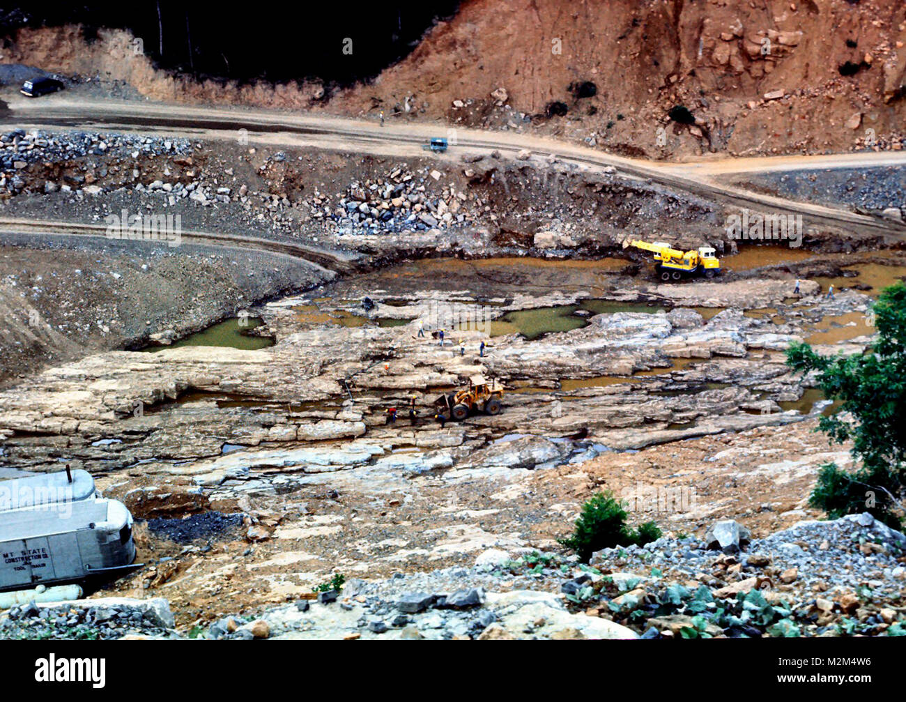 Autorizzati nel diluvio Control Act del 1946, costruzione su Gathright diga iniziarono nel 1974 e completato nel 1979. La diga è situato a circa 20 miglia a monte di Covington, Virginia, sul fiume Jackson in Alleghany County, Va. la diga è una roccia laminati terrapieno di riempimento con un compattato argilla core, opere di uscita ed un canale di scarico di emergenza che si trova a destra battuta. Il terrapieno è 1.310 piedi lungo con un'altezza di 257 piedi. La larghezza è di 32 piedi nella parte superiore della diga con una larghezza massima di 1000 piedi alla sua base. (U.S. Foto dell'esercito) Gathright costruzione della diga 036 da norfolkdistrict Foto Stock