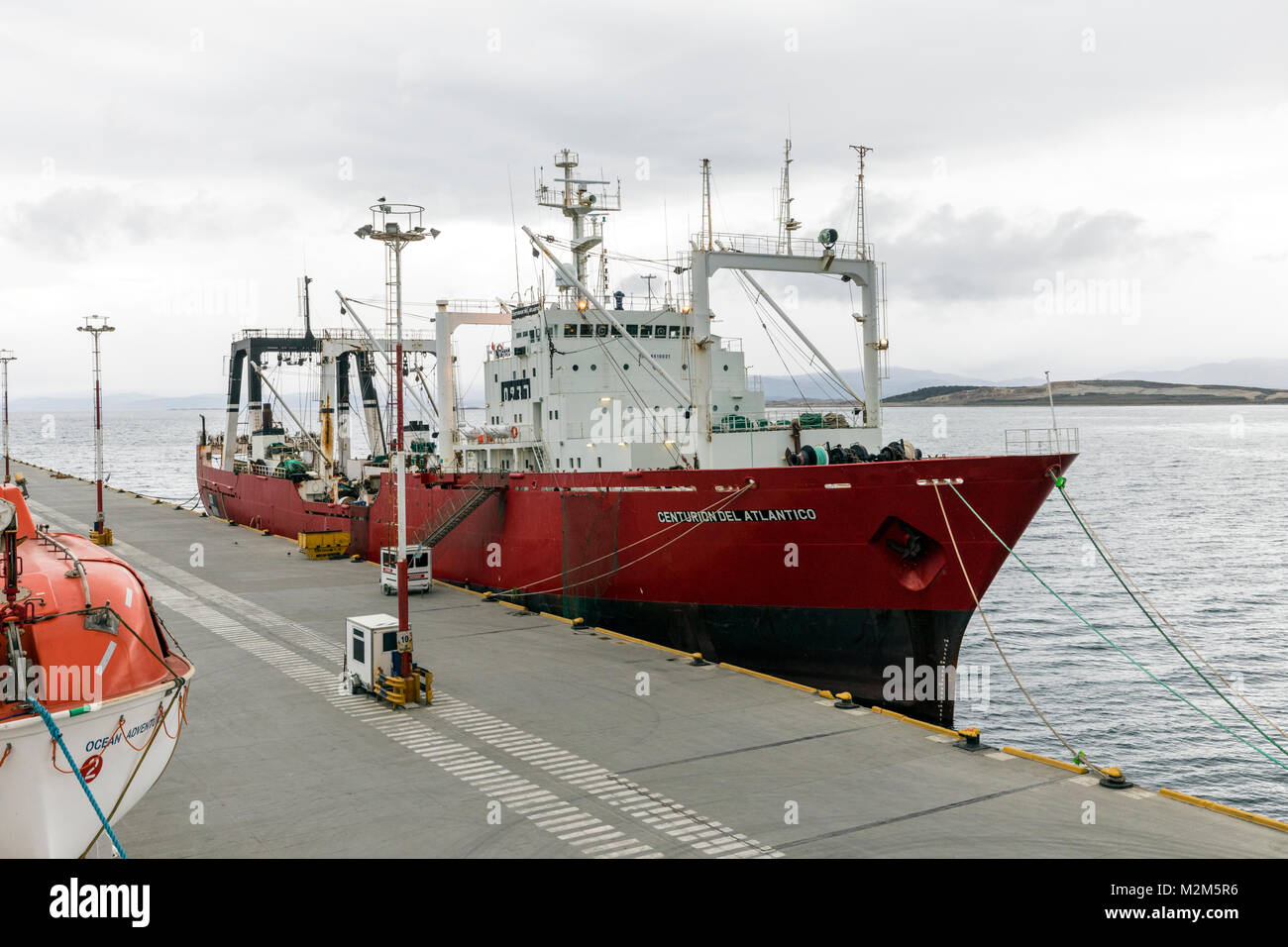 Nave cargo; la città portuale di Ushuaia, Argentina Foto Stock