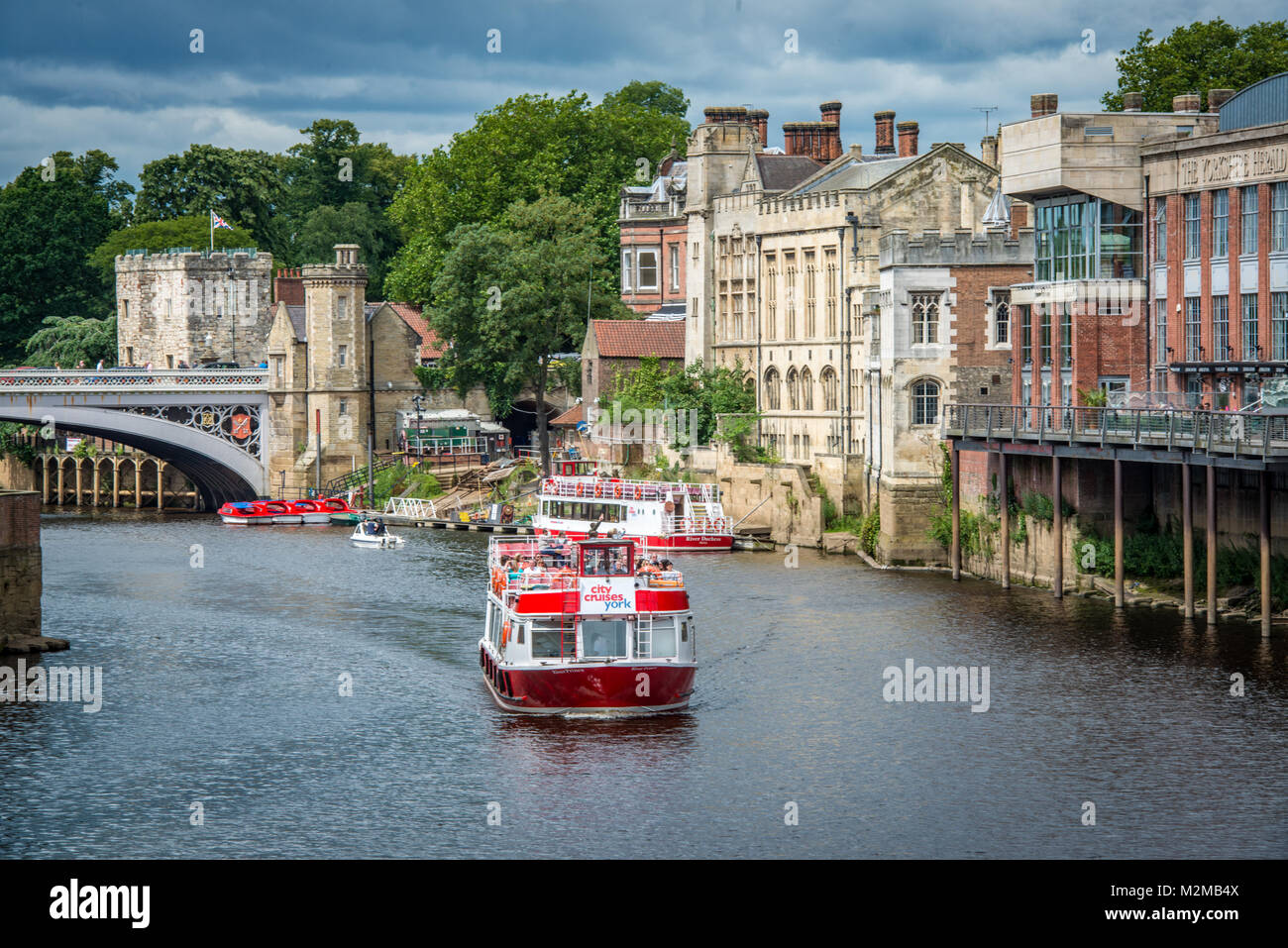 Crociera turistica porta i turisti lungo il fiume Ouse attraverso la storica città di York, nello Yorkshire, Regno Unito Foto Stock