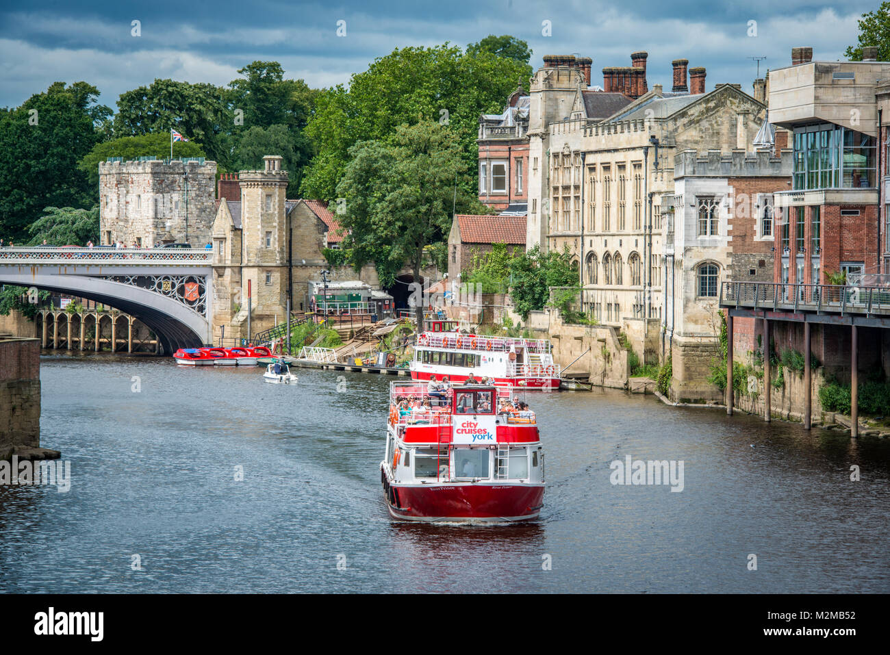 Crociera turistica porta i turisti lungo il fiume Ouse attraverso la storica città di York, nello Yorkshire, Regno Unito Foto Stock