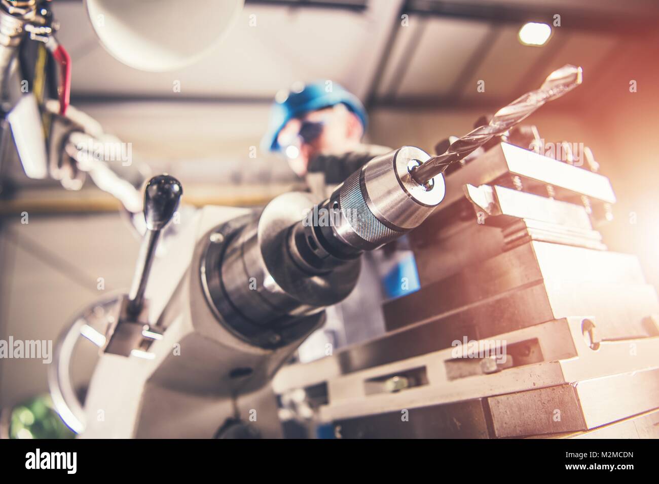 Metallo per impieghi pesanti la perforazione utilizzando metallo tornio. Metallurgia del tema. Foto Stock