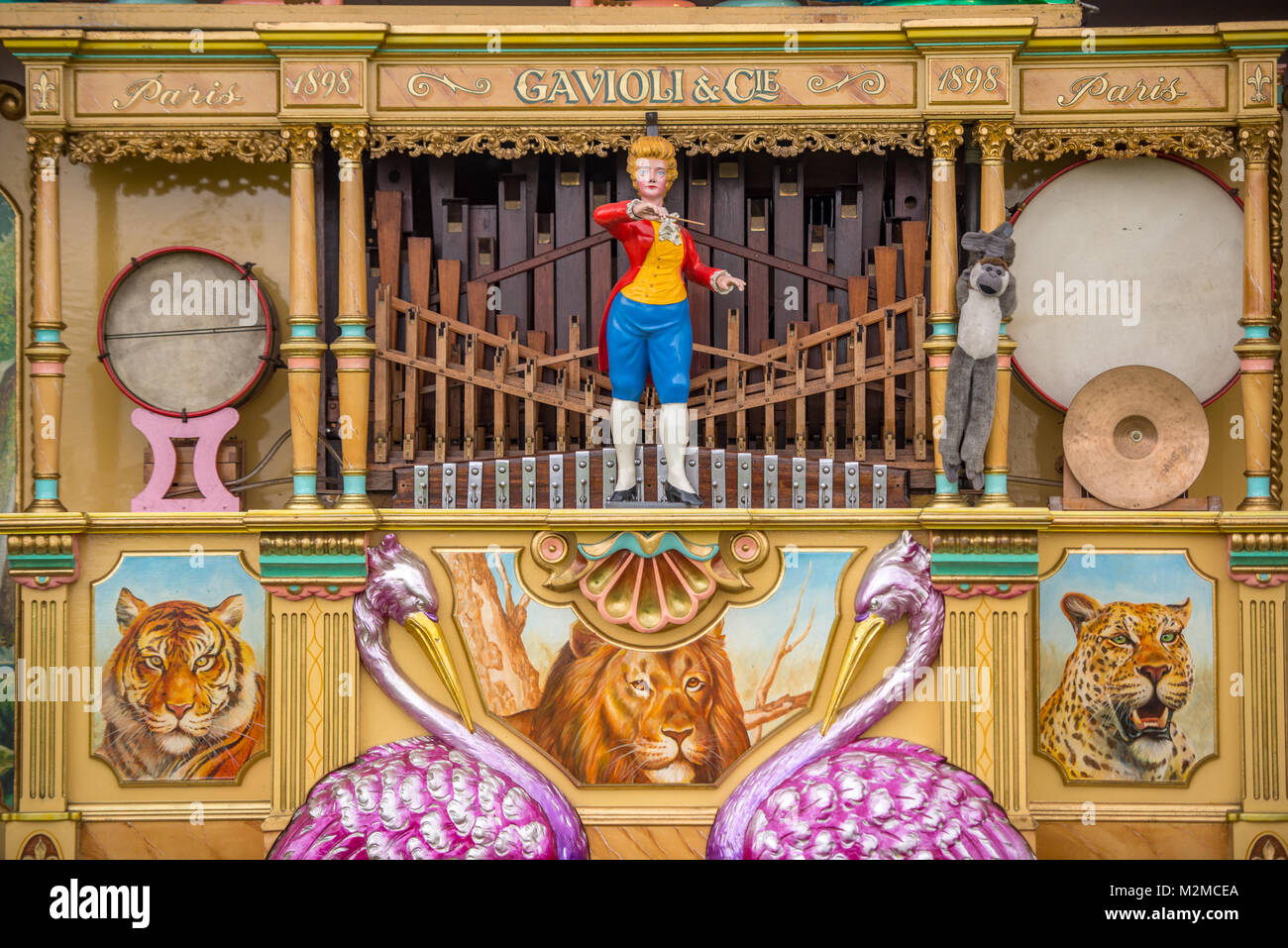 In prossimità del conduttore femmina figura ad adornare fiera organo, Masham, North Yorkshire, Regno Unito Foto Stock