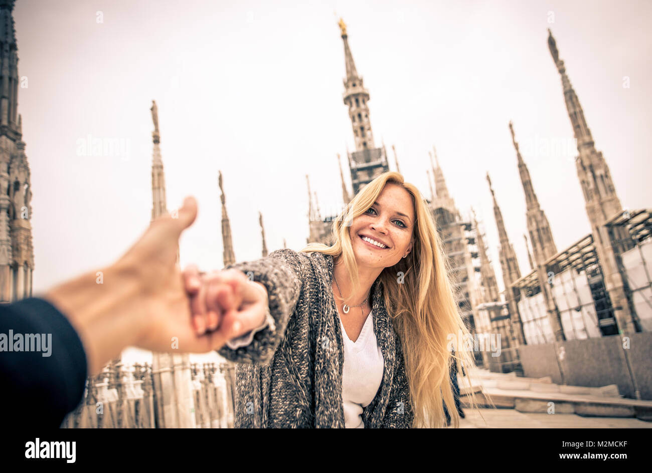 Giovane divertirsi sulla cima del duomo Foto Stock