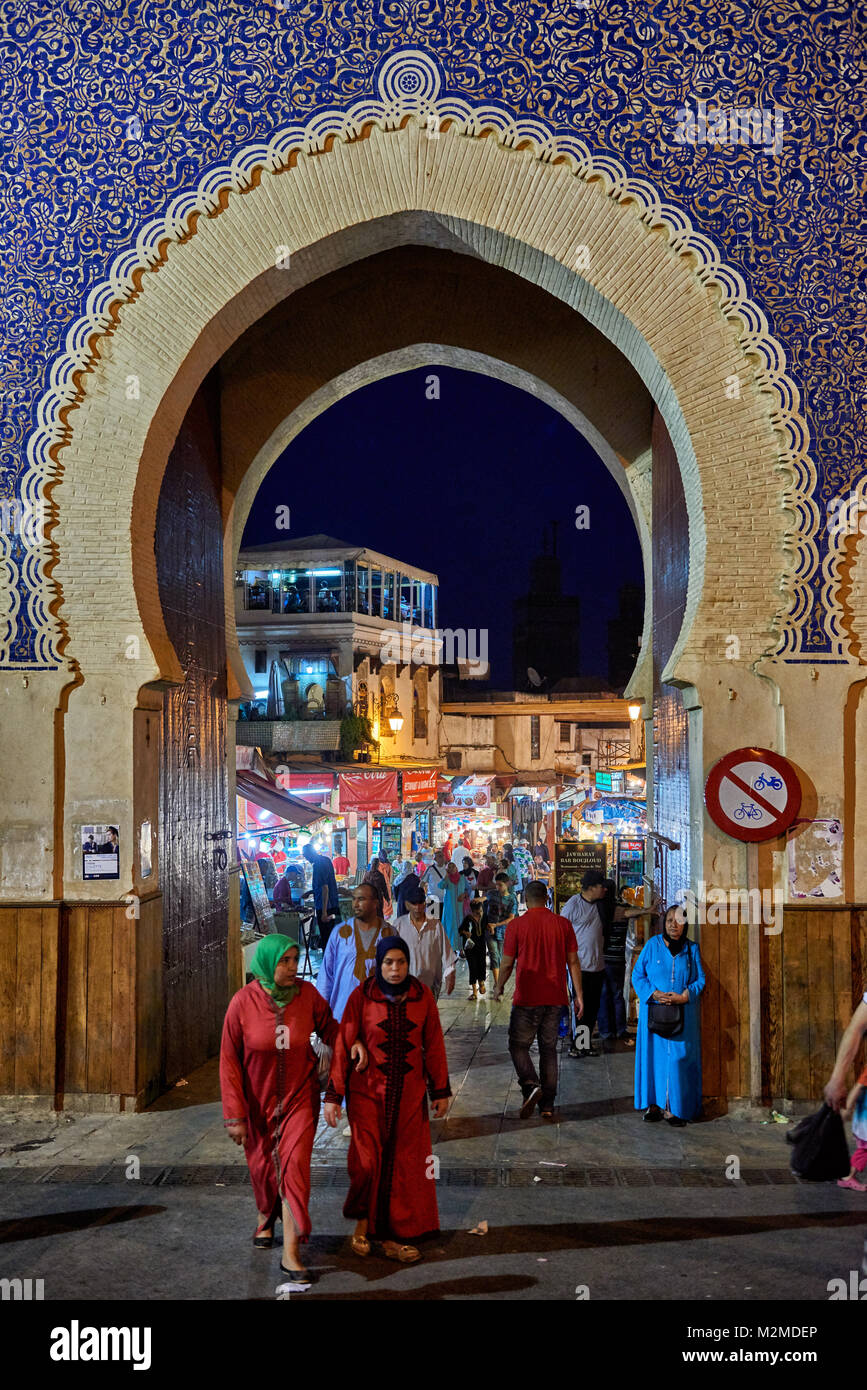 Night Shot di city gate Bab Boujloud o Bab Bou Jeloud di Fez, Marocco, Africa Foto Stock