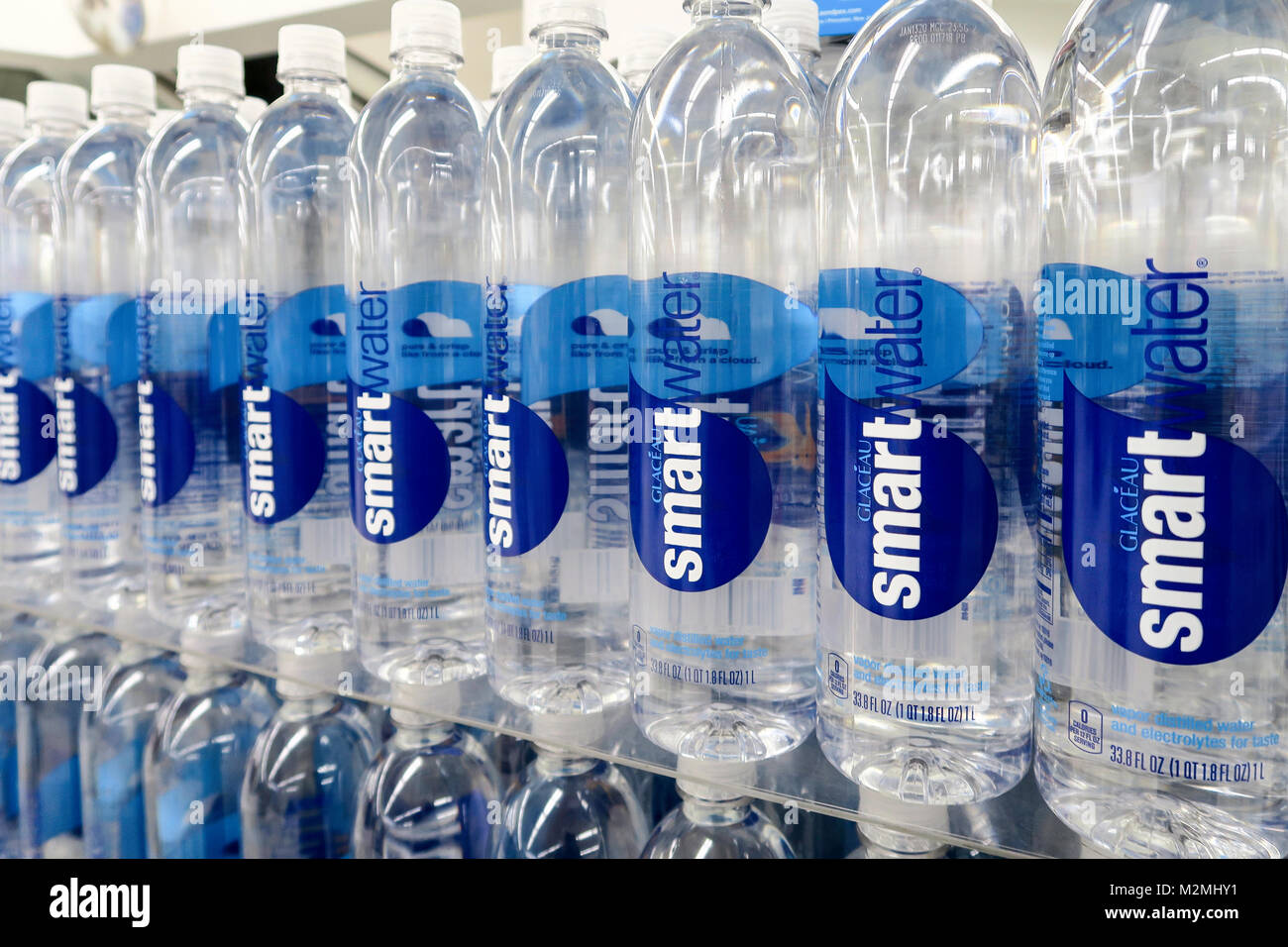 Smartwater bottiglie in Kmart, NYC, STATI UNITI D'AMERICA Foto Stock