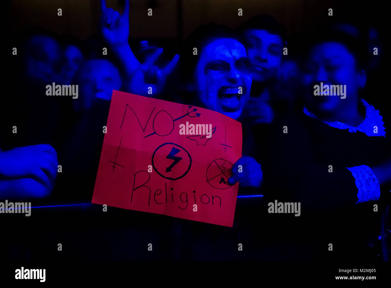 I fan in prima fila al Marilyn Manson show. Foto Stock