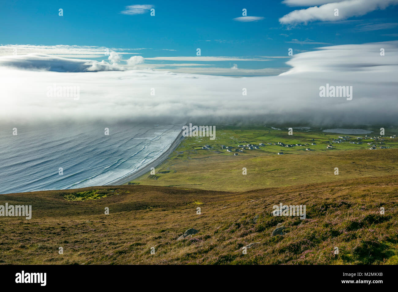 Mare di nebbia in rotolamento sulla baia di chiglia, Achill Island, nella contea di Mayo, Irlanda. Foto Stock