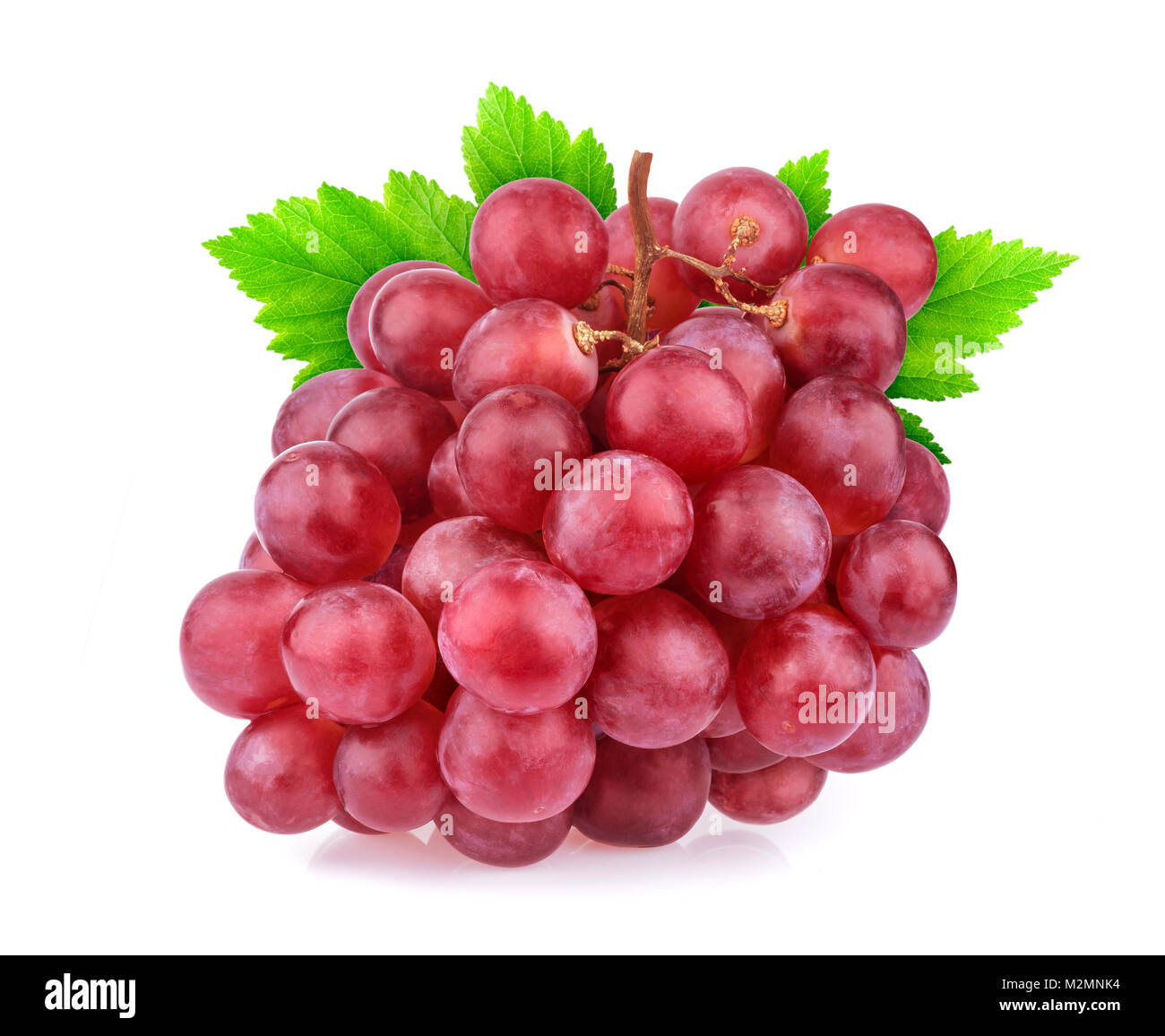 Uva rossa con foglie isolato su sfondo bianco con percorso di clipping. Studio shot Foto Stock