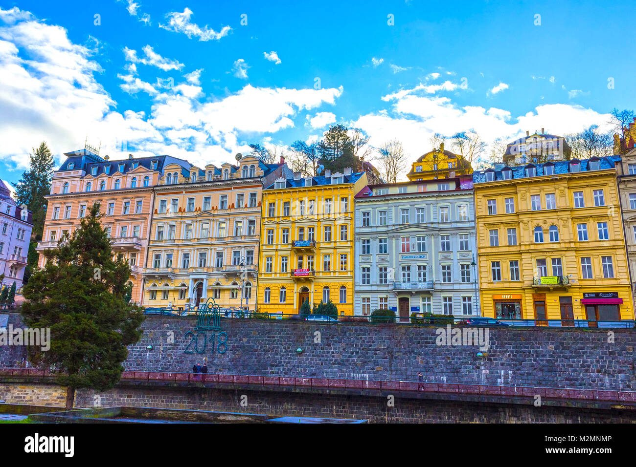 Karlovy Vary, Repubblica Cszech - Gennaio 01, 2018: Le facciate delle vecchie case in centro Foto Stock