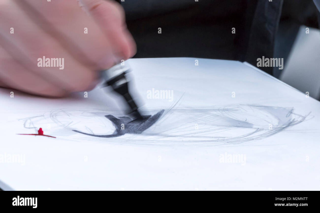 Parigi, Francia - Febbraio 04, 2018: Dettaglio in movimento di una mano di un designer per dimostrare le tecniche di disegno di una concept car al concept car Foto Stock