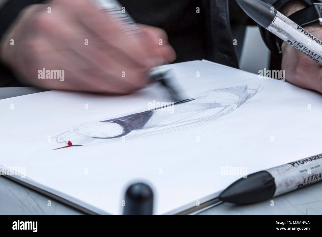 Parigi, Francia - Febbraio 04, 2018: Dettaglio in movimento di una mano di un designer per dimostrare le tecniche di disegno di una concept car al concept car Foto Stock