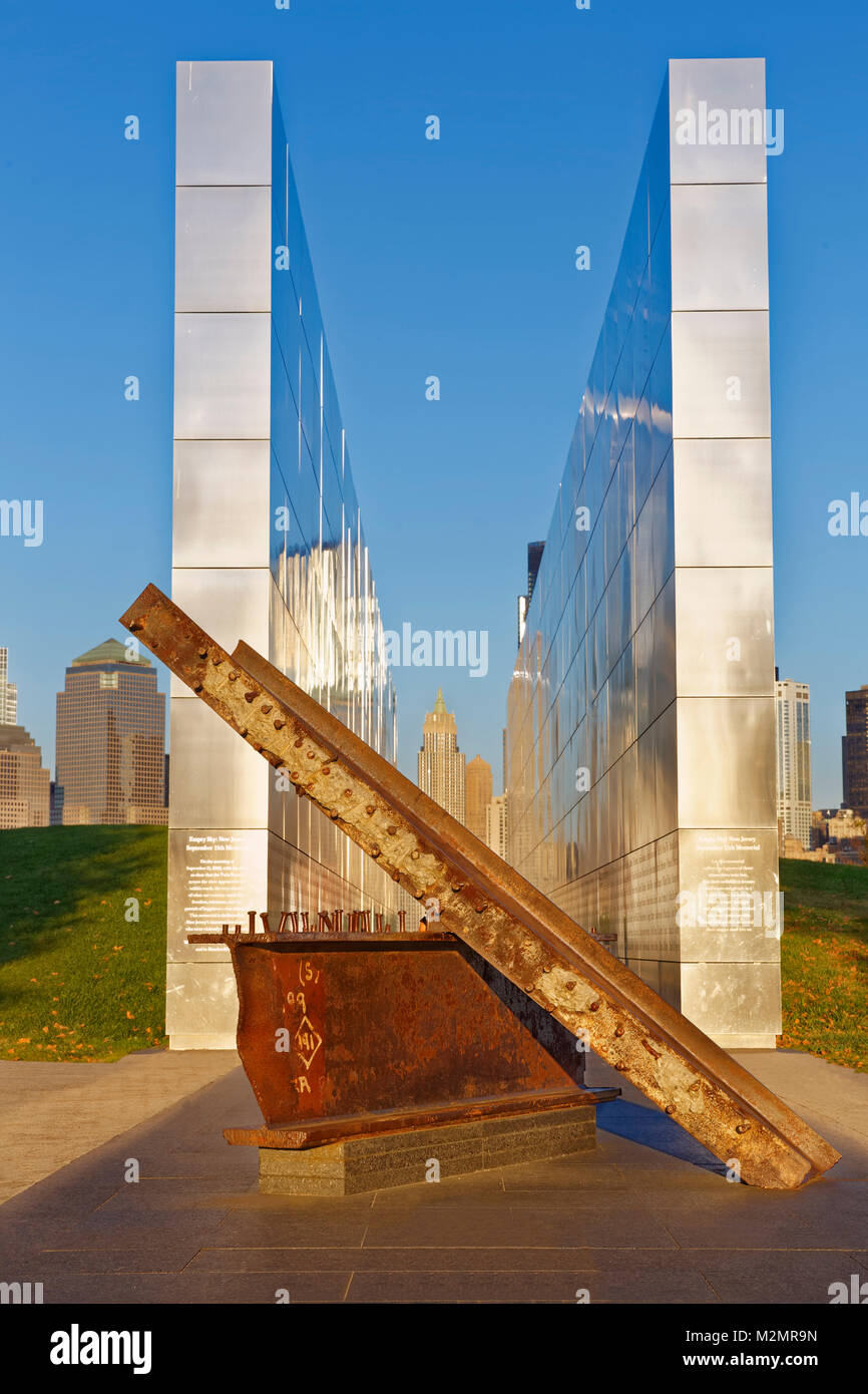 Cielo vuoto è ufficiale New Jersey 11 settembre memorial allo stato di vittime di attentati terroristici. Questa vista è rivolta verso est NYC in background Foto Stock