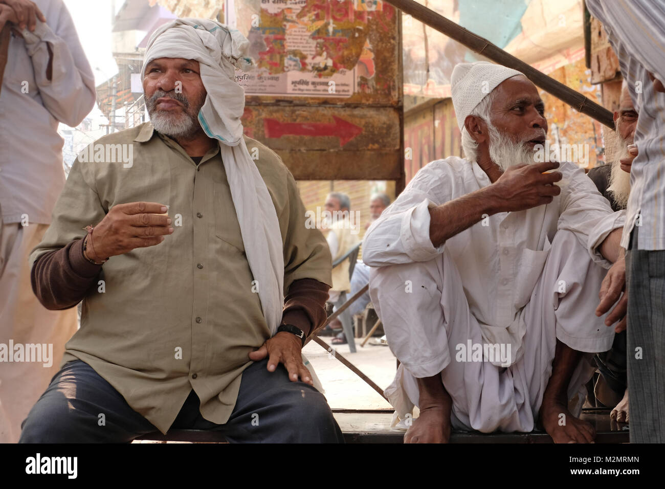 Due indiani uomini musulmani seduti a un chai (TEA) stallo, in India Foto Stock