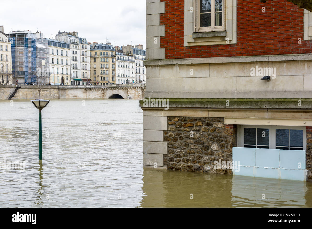 Vista di una casa di mattoni sulla banchina della Senna a Parigi, semi-sommersa dall'acqua durante l'alluvione puntata del gennaio 2018, con edifici del periodo Foto Stock