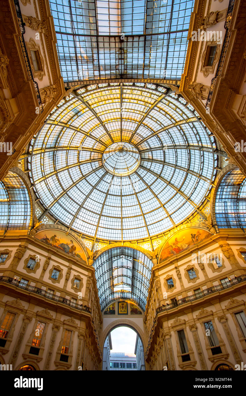 Galleria Vittorio Emanuele II a Milano. Si tratta di uno dei più antichi del mondo i centri commerciali per lo shopping, progettato e costruito da Giuseppe Mengoni tra 1865 e 1877. Foto Stock