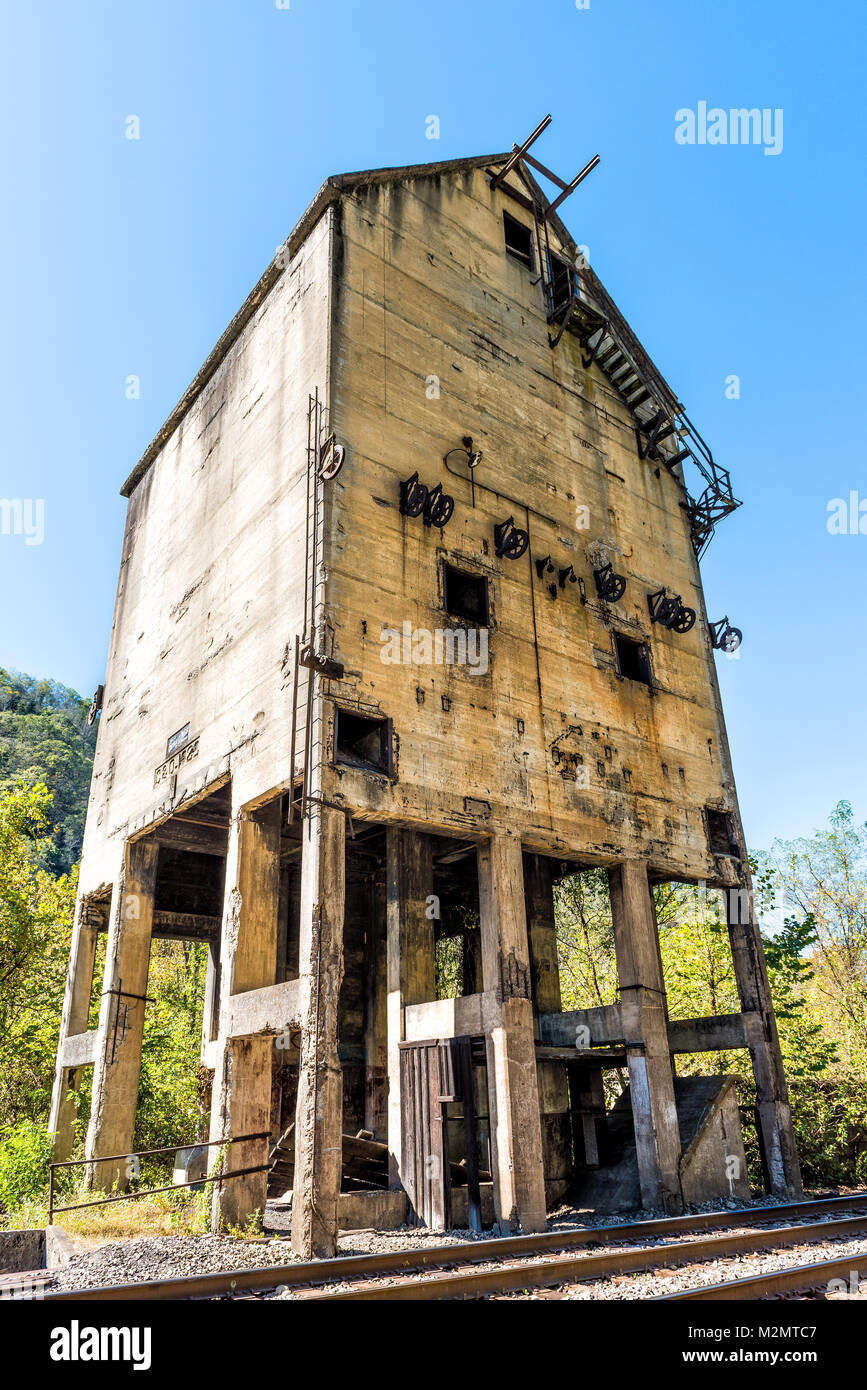 Abbandonato retro vintage carico di calcestruzzo terminale ricevente esterno dell'edificio in Thurmond, West Virginia città fantasma con una struttura di decadimento pareti, win Foto Stock