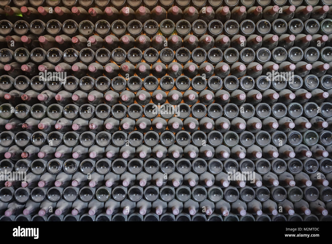 La Geria, Lanzarote - 8 novembre 2017. Una fila di vecchie bottiglie sul visualizzatore in corrispondenza di una conduzione familiare chiamato cantina Bodega La Geria Foto Stock