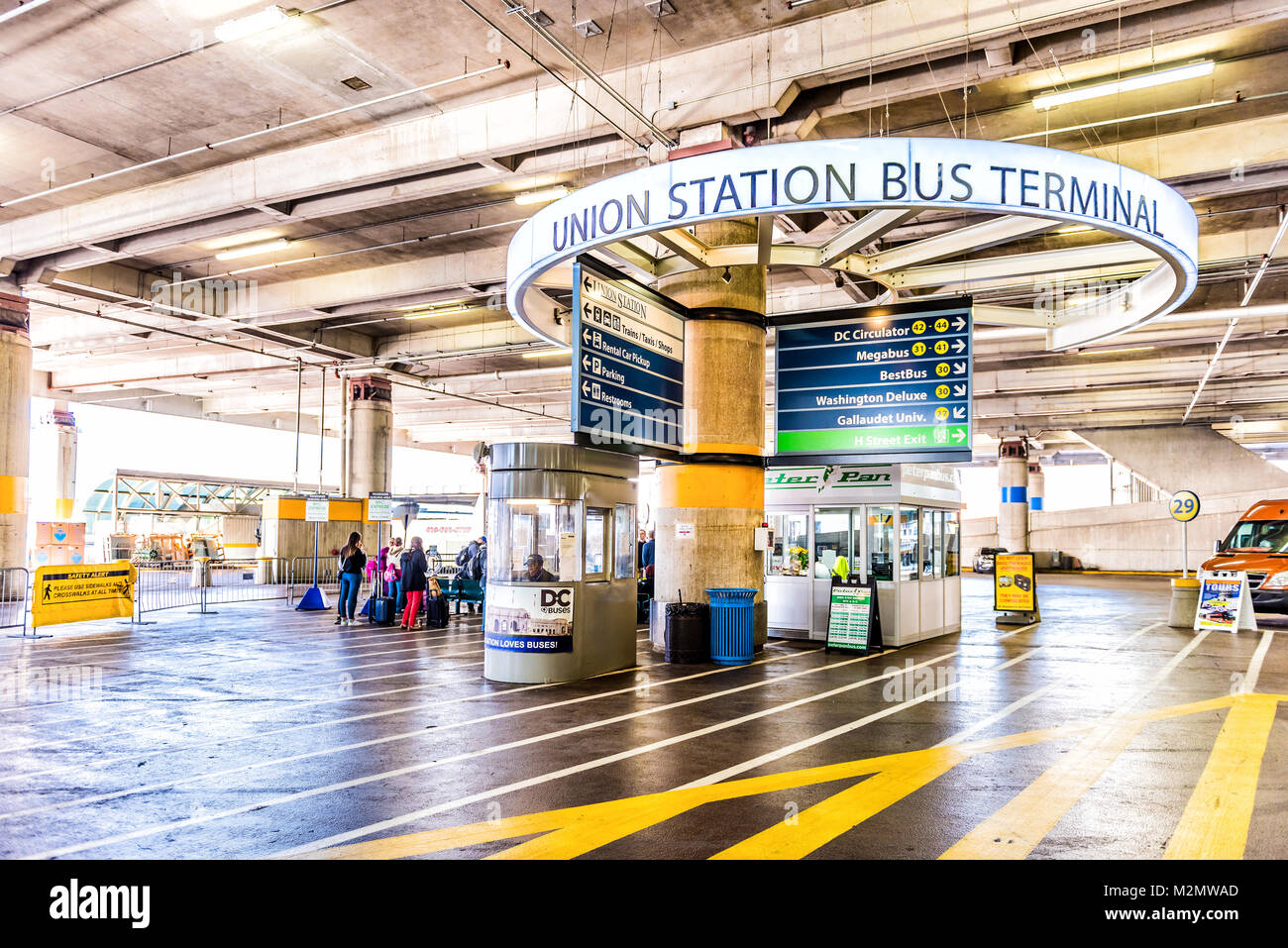 Washington DC, Stati Uniti d'America - 27 Ottobre 2017: all'interno di Union Station parcheggio garage per autobus nella città capitale di primo piano della direzione di segni, gente che cammina Foto Stock