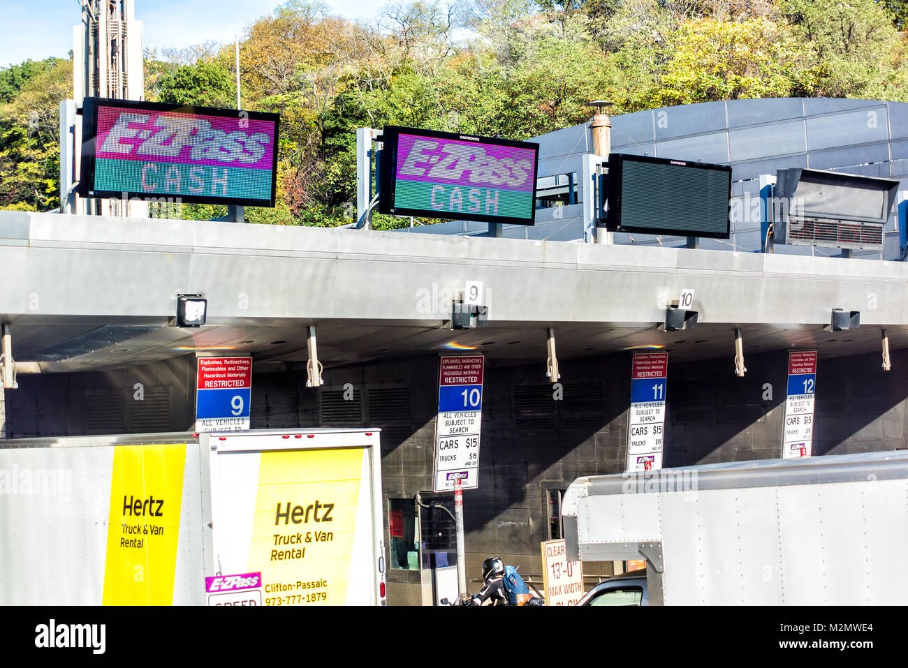 Kearny, Stati Uniti d'America - 27 Ottobre 2017: EZPass EZ Pass corsia in contanti per il pedaggio a ponte sulla città di New York, NYC, prezzi, limitazioni di corsia, Hertz carrello Foto Stock