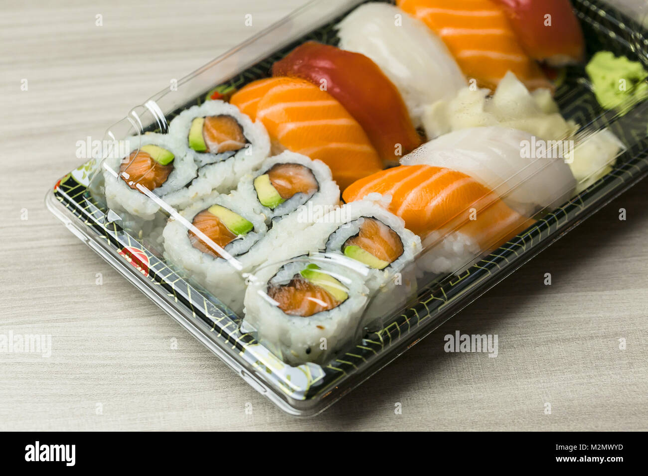 Cibo da asporto i contenitori in plastica per il sushi, sashimi e Futomaki rotoli. Fresche fatte insieme di Sushi con salmone e gamberetti, wasabi e zenzero. Japa tradizionali Foto Stock