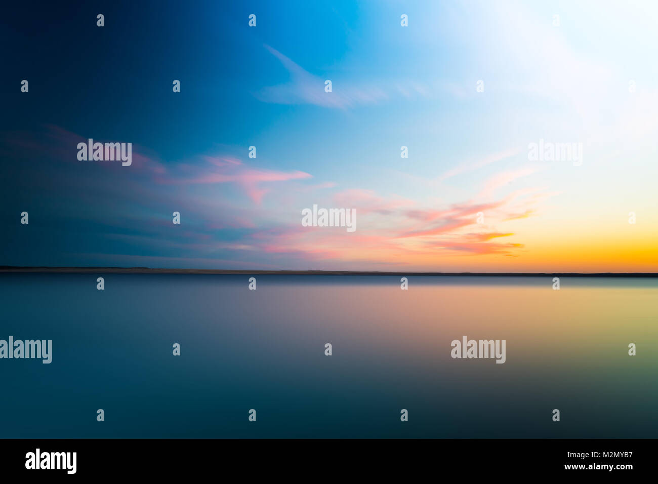 Abstract sfocata tramonto spettacolare in una lunga esposizione per lo sfondo Foto Stock