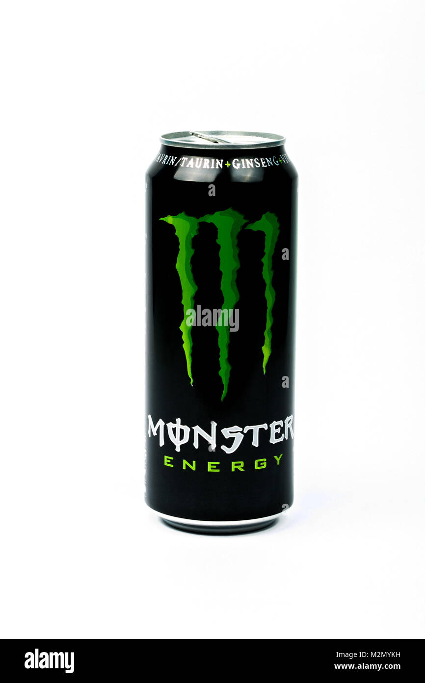 Trieste, Italia - 19 agosto 2016: una lattina di Monster Energy Drink. Introdotto nel 2002 Monster ha ora più di trenta diverse bevande con alta una caffeina cont Foto Stock