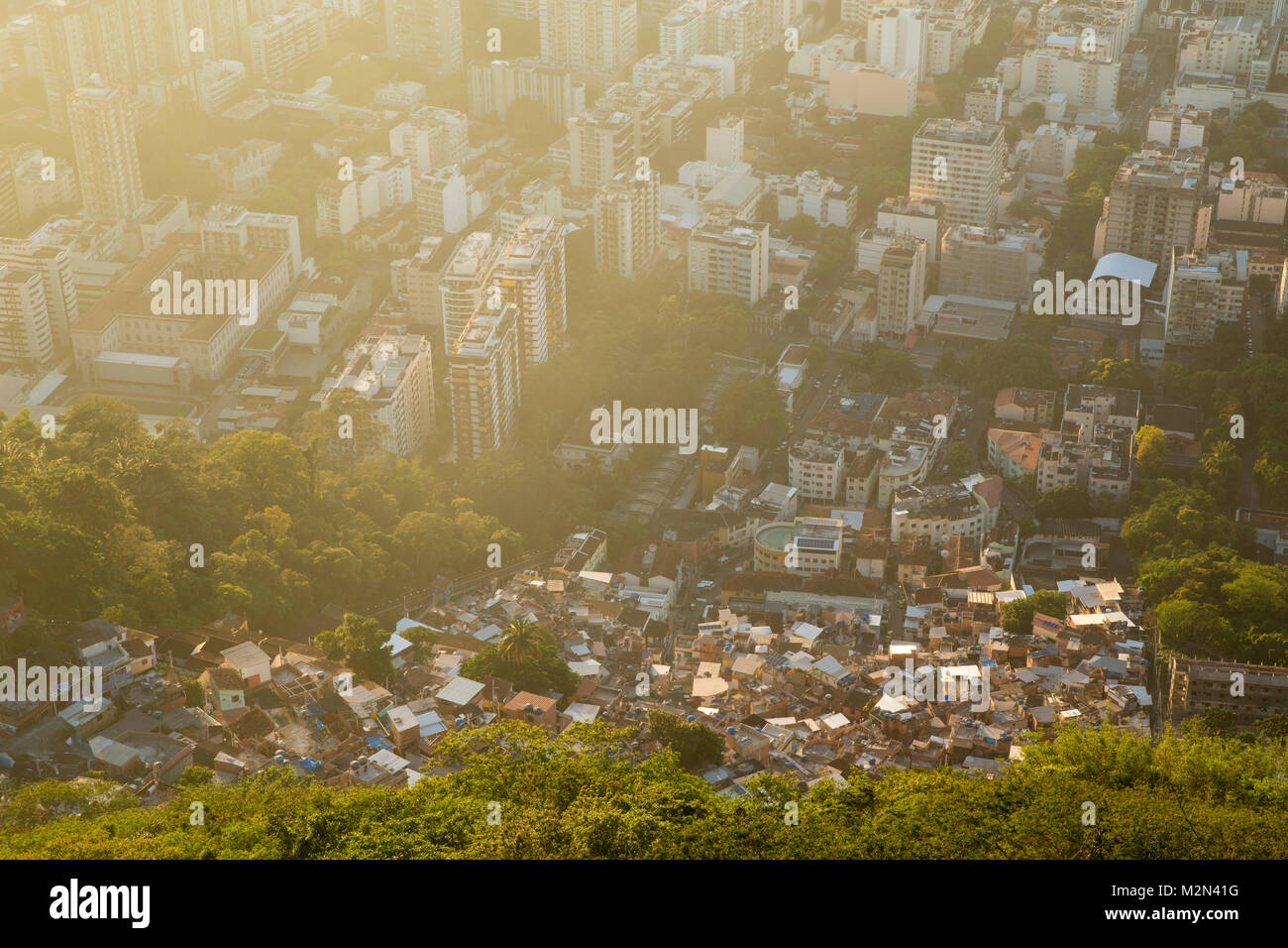 La disuguaglianza - contrasto tra ricchi e poveri a Rio de Janeiro in Brasile Foto Stock