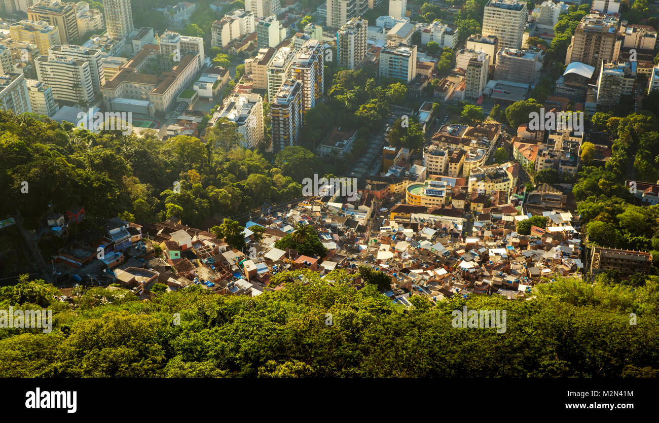 La disuguaglianza - contrasto tra ricchi e poveri le persone a Rio de Janeiro in Brasile Foto Stock