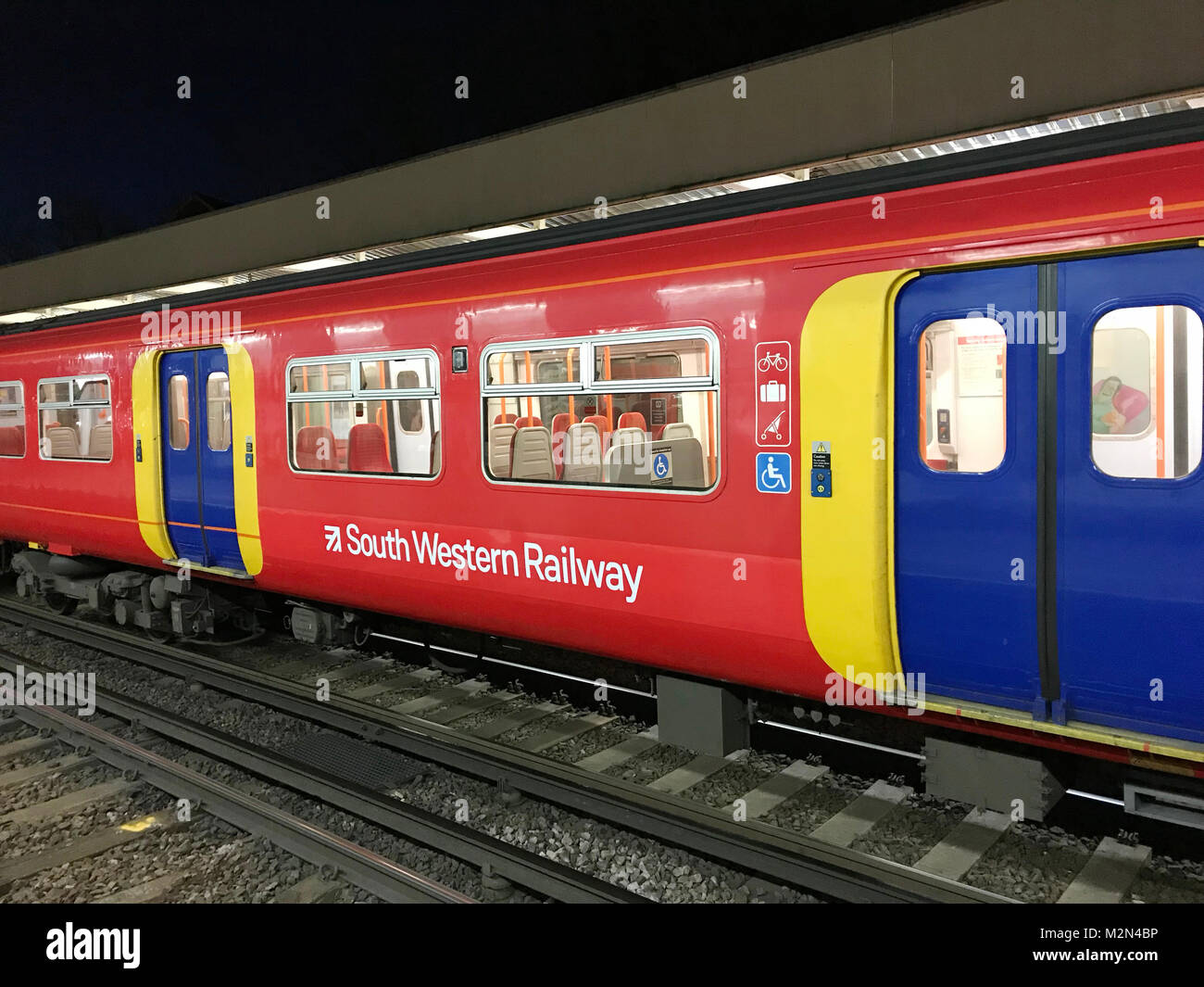 A South Western Railway treno sta in piedi in una piattaforma alla stazione di Richmond in South West London. Foto Stock