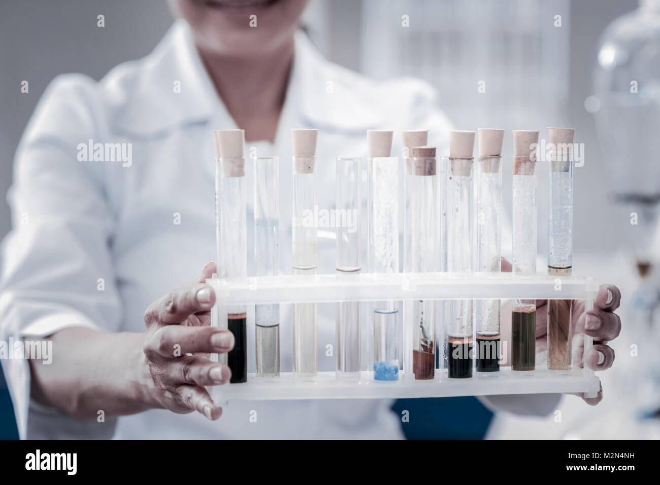 Close up del ricercatore holding di provette Foto Stock