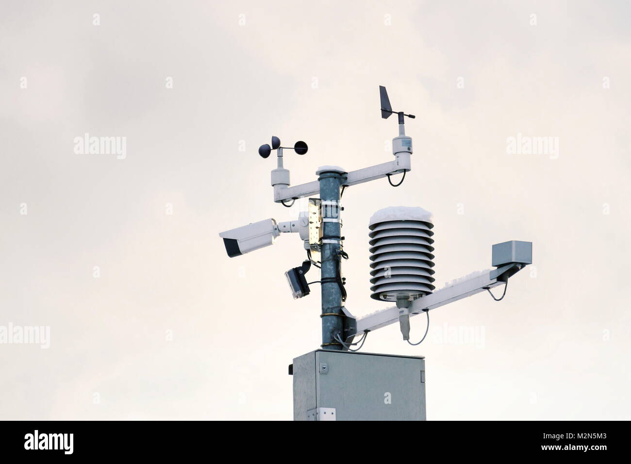 Stazione meteo per le previsioni meteorologiche, anemometro, misuratore di vento e sensori di direzione Foto Stock