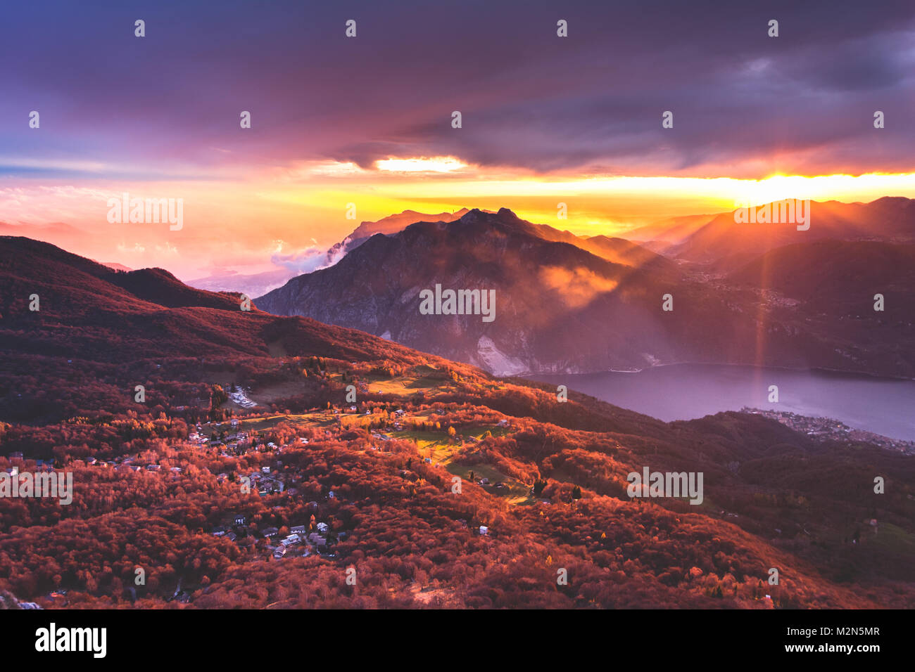 Tramonto della montagna Foto Stock