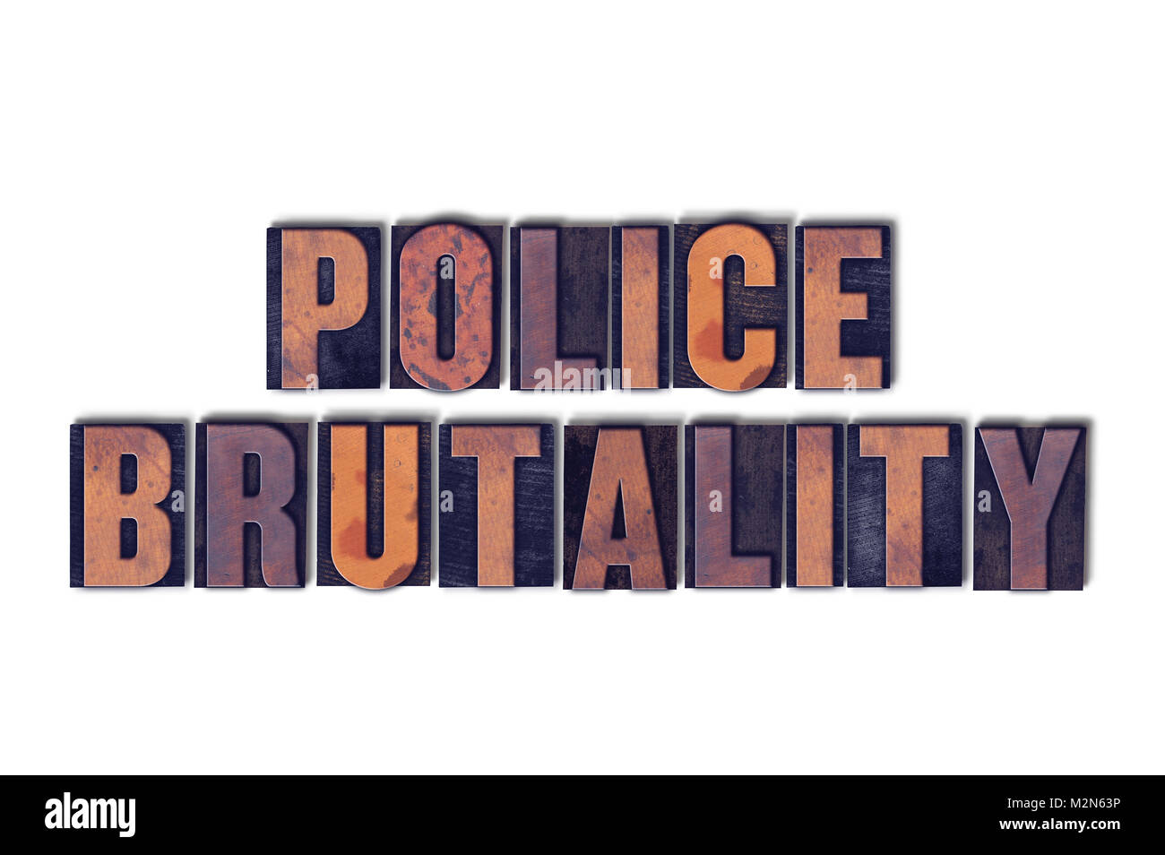 Le parole polizia brutalità concetto e il tema scritto in legno vintage tipo di stampa in rilievo su uno sfondo bianco. Foto Stock