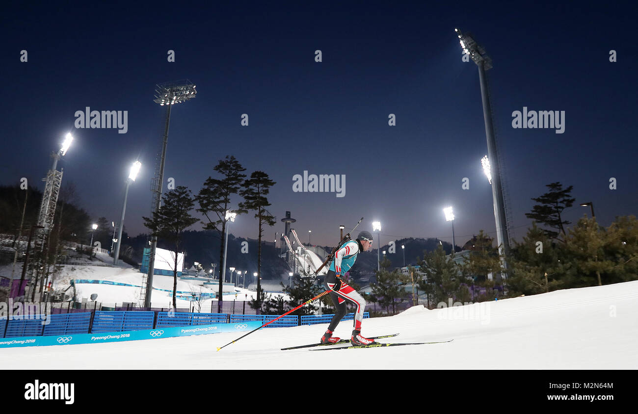 Un concorrente negli uomini il Biathlon in formazione durante una giornata di anteprima al Alpensia Centro Biathlon, precedendo la PyeongChang 2018 Giochi Olimpici Invernali in Corea del Sud. Foto Stock