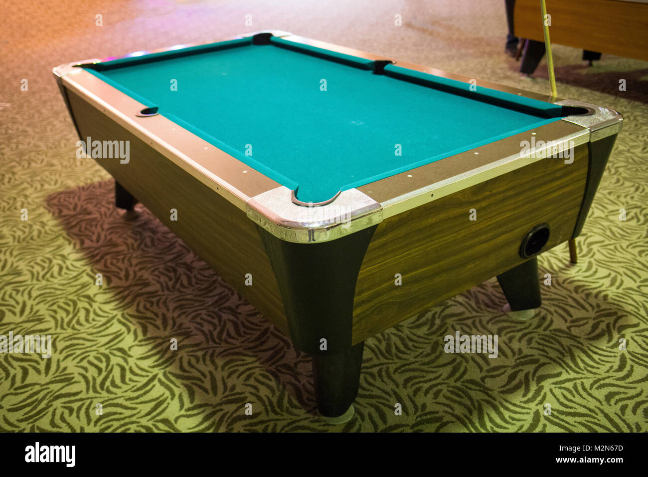 Piscina ordinaria tabella vuota con un pool stick verde Foto Stock