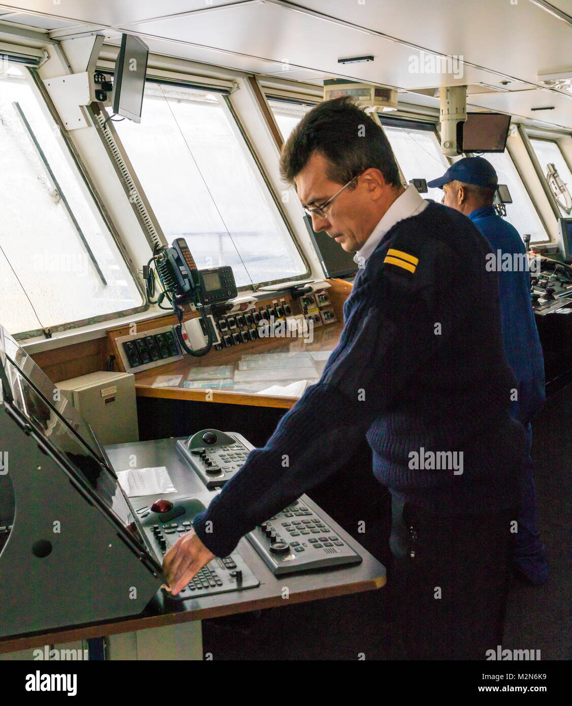 'Equipaggio della nave a vela ponte nave passeggeri Ocean Adventurer; porta alpine sci alpinismo in Antartide Foto Stock