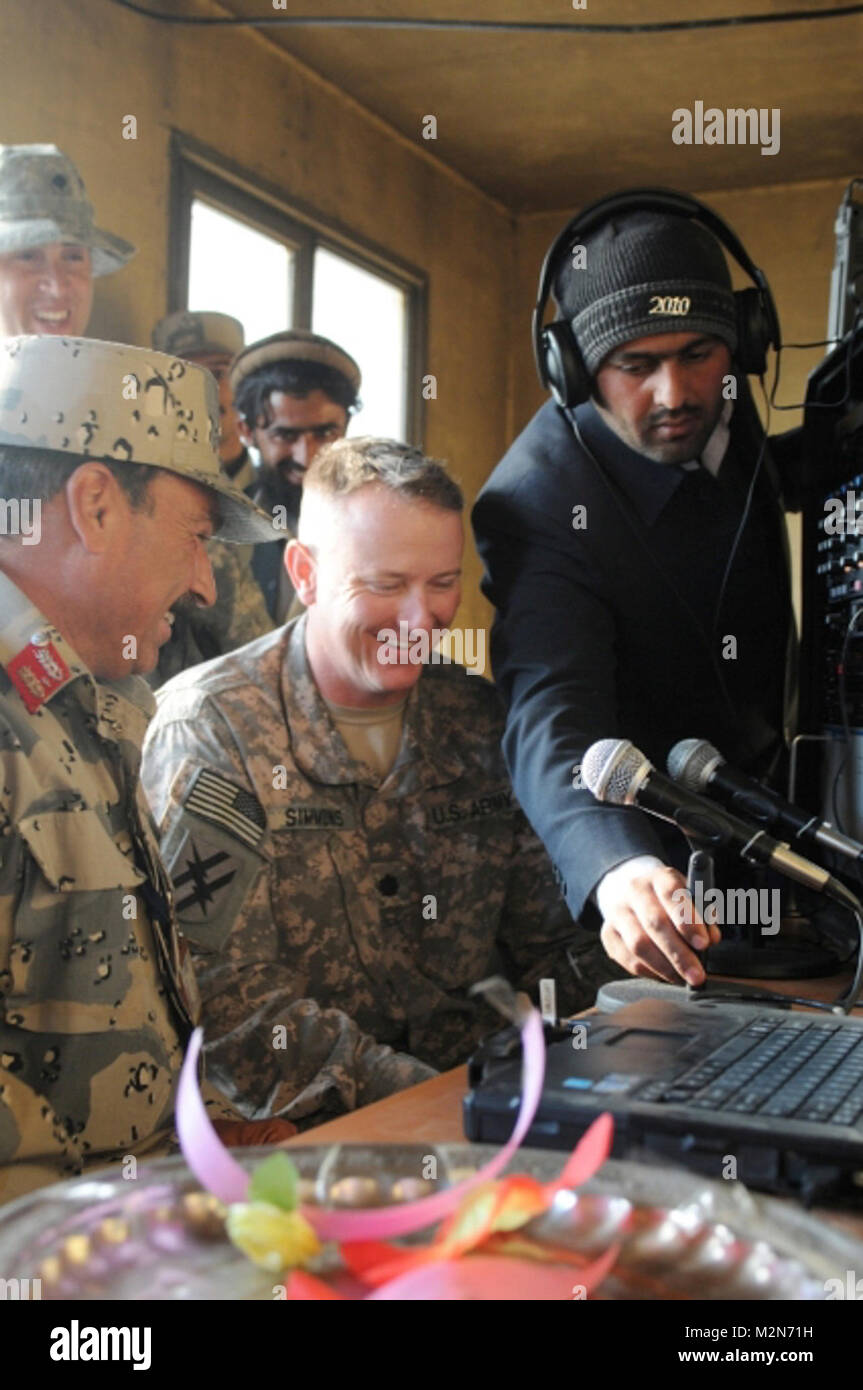 NANGARHAR, Afghanistan (GEN. 21, 2010) - 100121-A-3421S-081: SHINWAR provincia, Afghanistan - Afghanistan Polizia di Frontiera 6 Kandak comandante Colonnello Niazy e Georgia esercito guardia nazionale del primo squadrone, 108th reggimento di cavalleria, Task Force guerriero di montagna comandante tenente colonnello Russell V. Simmons preparare per la diffusione di un messaggio al popolo nel distretto di Shinwar della nuova stazione radio. Il messaggio è stato un follow-up di un Anti-Taliban Patto Shiwari jirga presso il quartier generale Kandak. La stazione radio è un dono al popolo di questa regione e parte di una informazione dei media iniziativa sponsorizzata da t Foto Stock