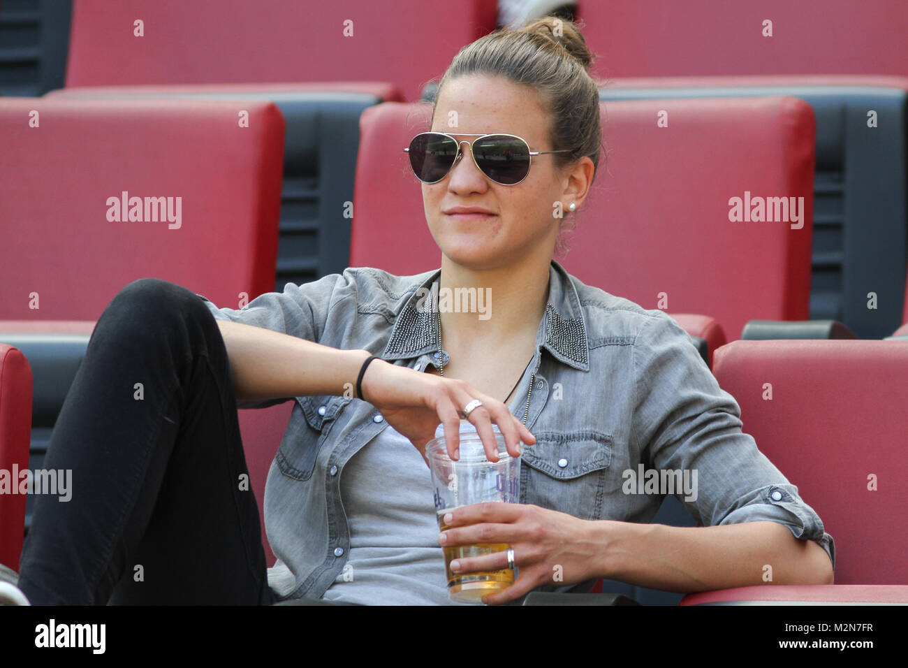 Desirée Schumann (1. FFC Frankfurt) als Zuschauerin beim Pokalfinale Foto Stock