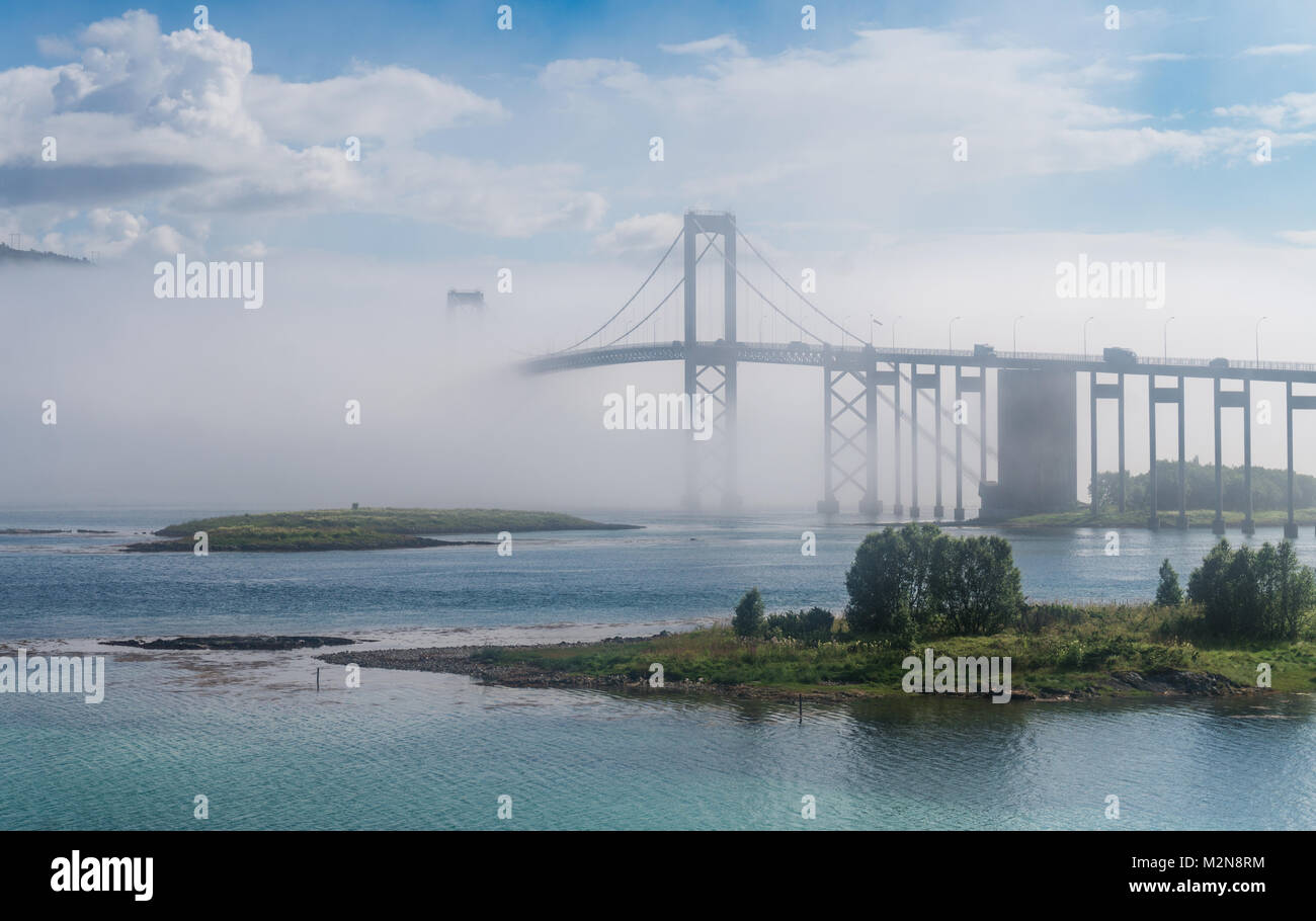 Il ponte Tjeldsund nella nebbia. Isola Hinnoya, Norvegia Foto Stock