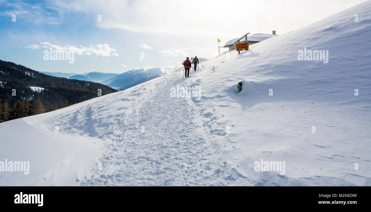 Un gruppo di persone in inverno la natura passeggiate attraverso il paesaggio innevato. Belle montagne invernali paesaggio con neve fresca Foto Stock