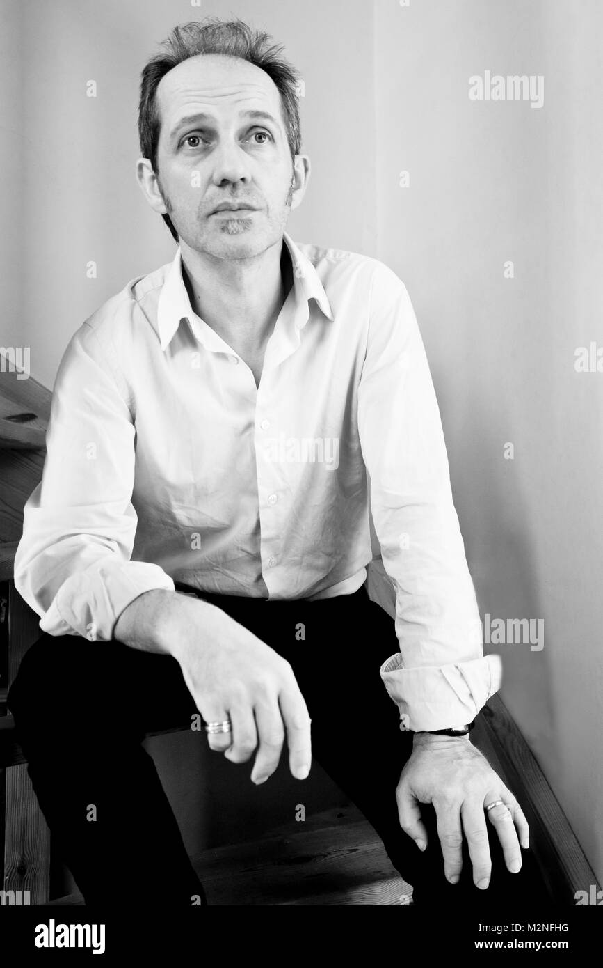 Iarla Ó Líonárd cantante nel suo studio di casa, Coutny Kilkenny Foto Stock