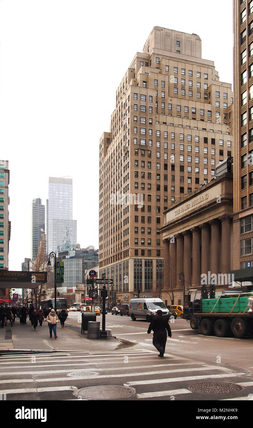 New York , New York, Stati Uniti d'America. Febbraio 1, 2018. Visualizza in basso 6th Avenue in midtown Manhattan su un pomeriggio nei giorni feriali Foto Stock