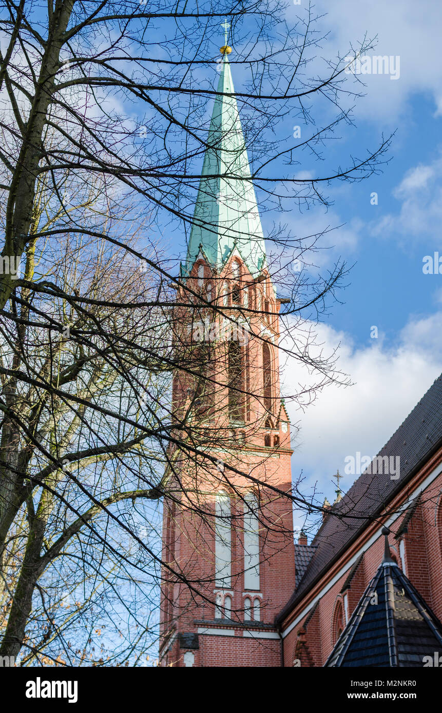 Muratura Chiesa Parrocchiale del Sacro Cuore di Tegel - una località nel quartiere berlinese di Reinickendorf sulla riva del lago di Tegel. Vista da Brunow St Foto Stock