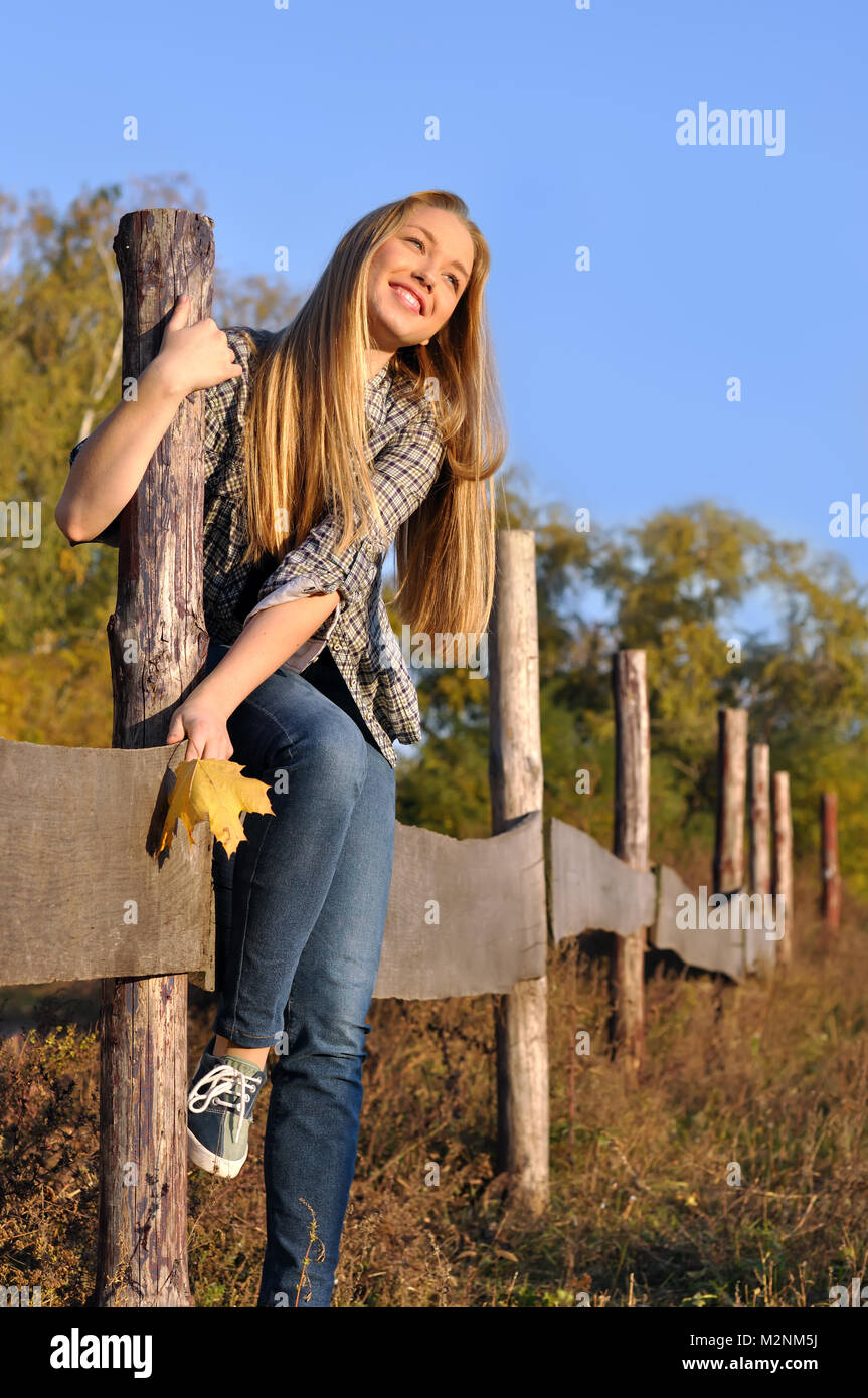 Ritratto di Allegro ragazza adolescente in rurale scena nel mese di ottobre Foto Stock