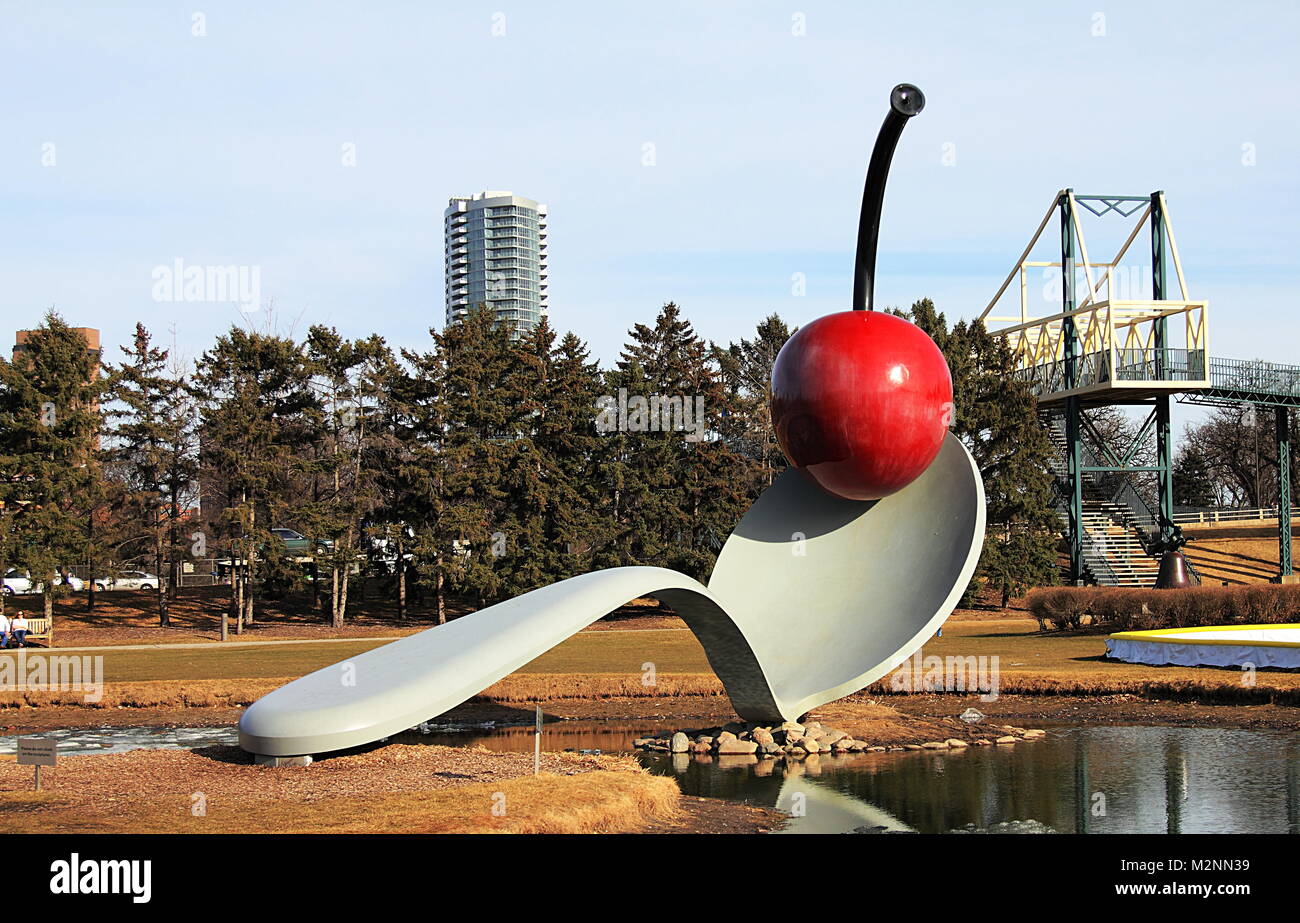 Minneapolis, Minnesota - Marzo 15, 2015: lepre sulla campana sulla pietra di Portland piers da Barry Flanagan a Minneapolis Sculpture Garden, Walker Art Center. Foto Stock