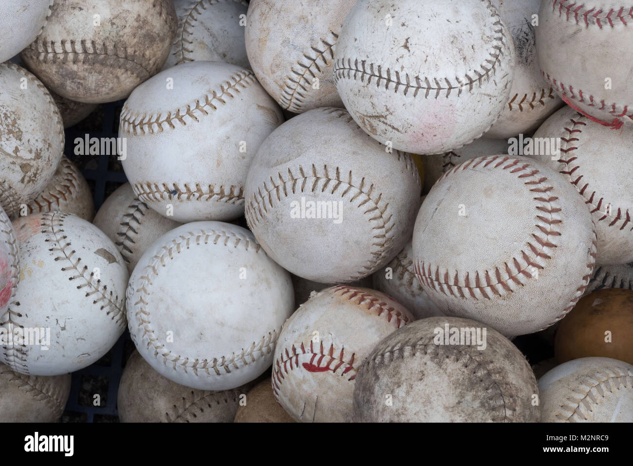 Vista aerea di un mucchio di squallido baseballs Foto Stock
